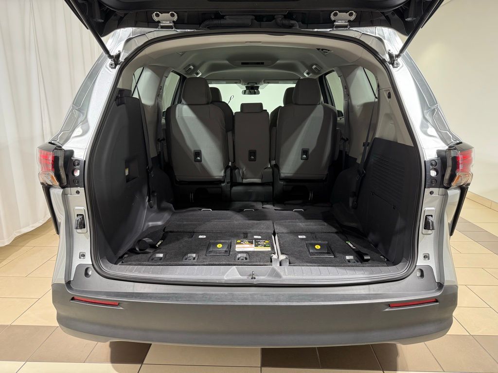 Thumbnail: 2022 Toyota Sienna - 12