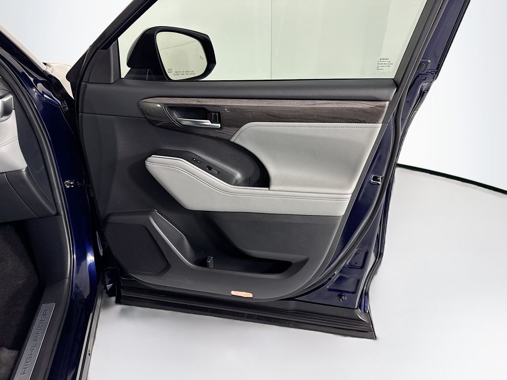 Thumbnail: 2024 Toyota Highlander - 25