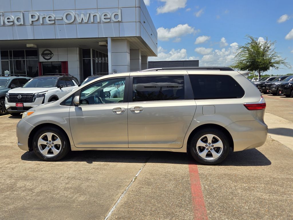 2017 Toyota Sienna LE - 6