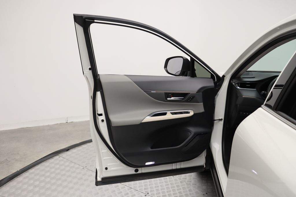 Thumbnail: 2021 Toyota Venza - 16