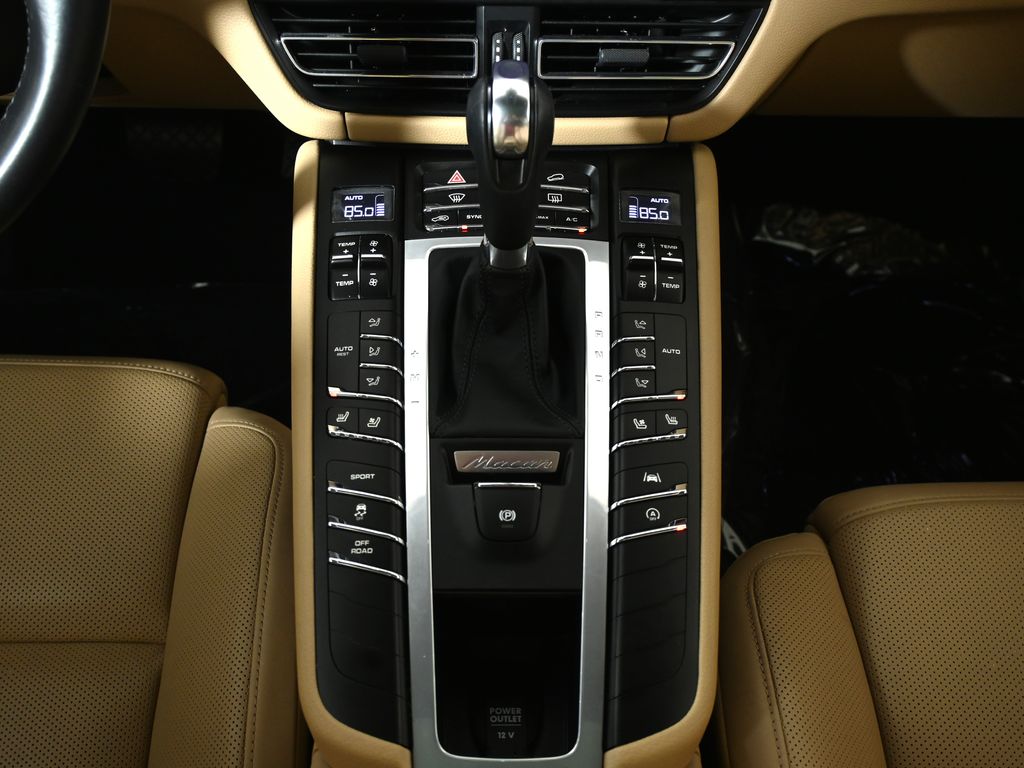 Thumbnail: 2021 Porsche Macan - 24