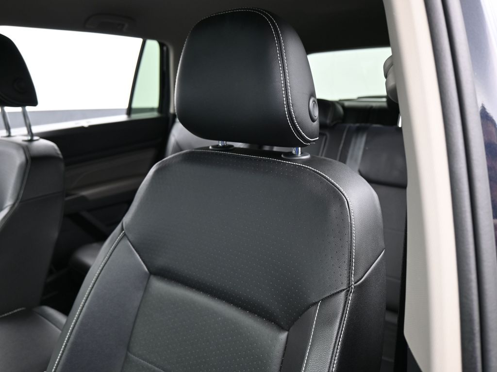 Used 2022 Deep Black Volkswagen 2.0T SE image 17