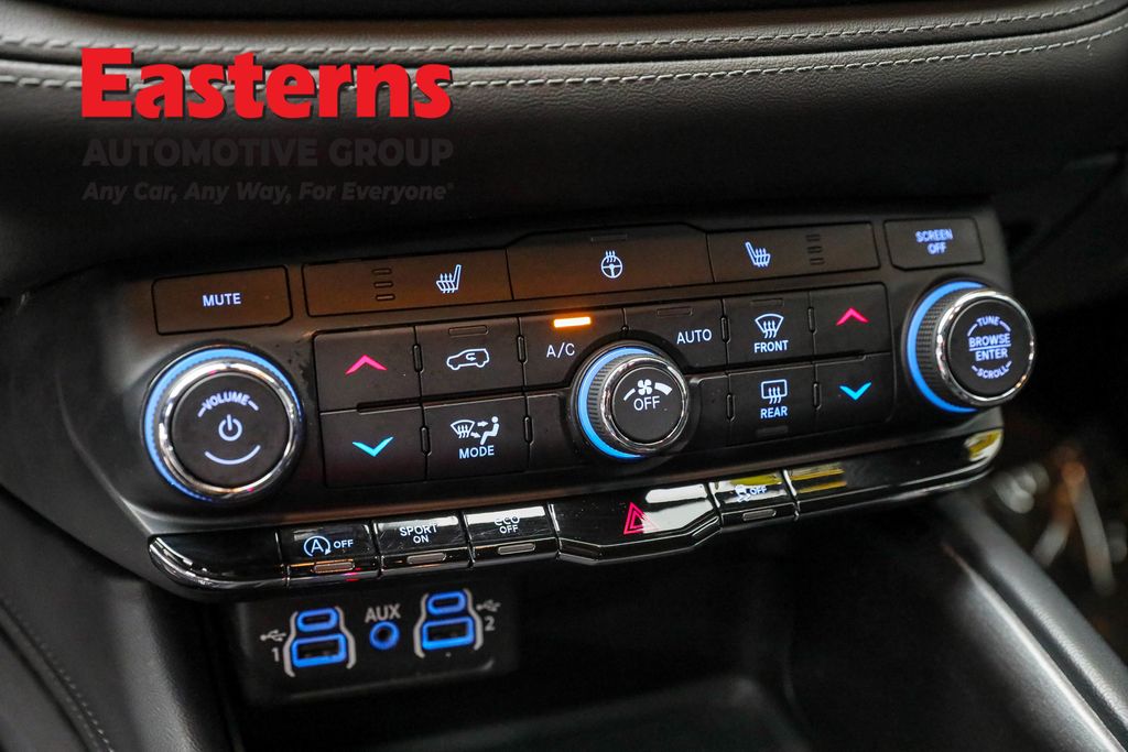Used 2023 White Dodge SXT image 18