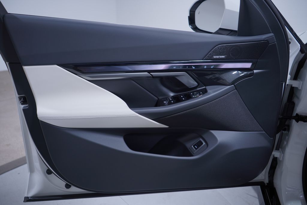 Thumbnail: 2026 BMW 5 Series - 10