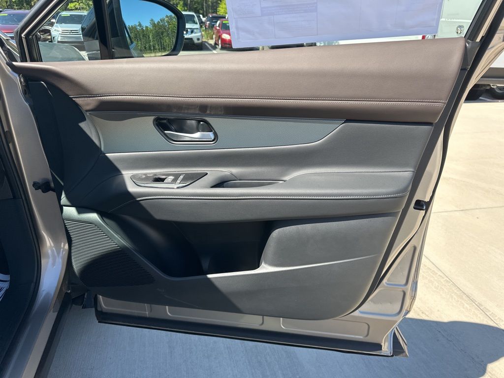 2025 Champagne Silver Metallic Nissan Murano Platinum AWD SUV