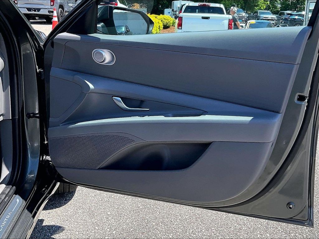 2025 Hyundai Elantra — photo 12