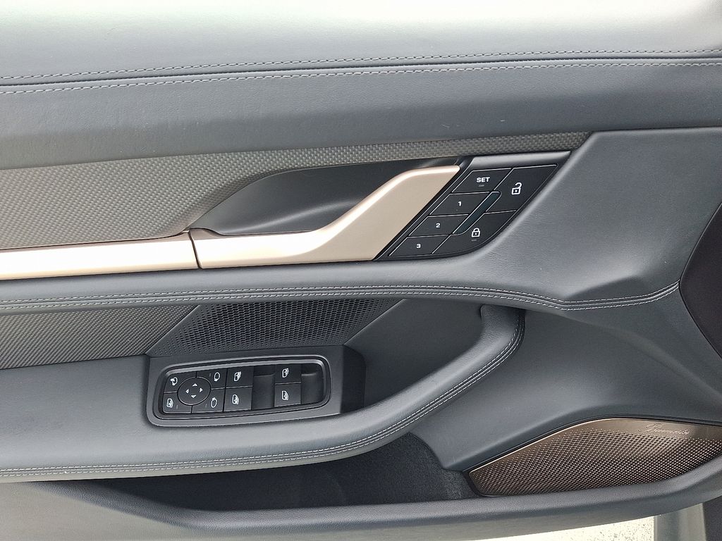 Thumbnail: 2022 Porsche Taycan - 14