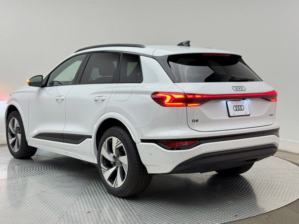 2025 Audi e-tron Premium 8