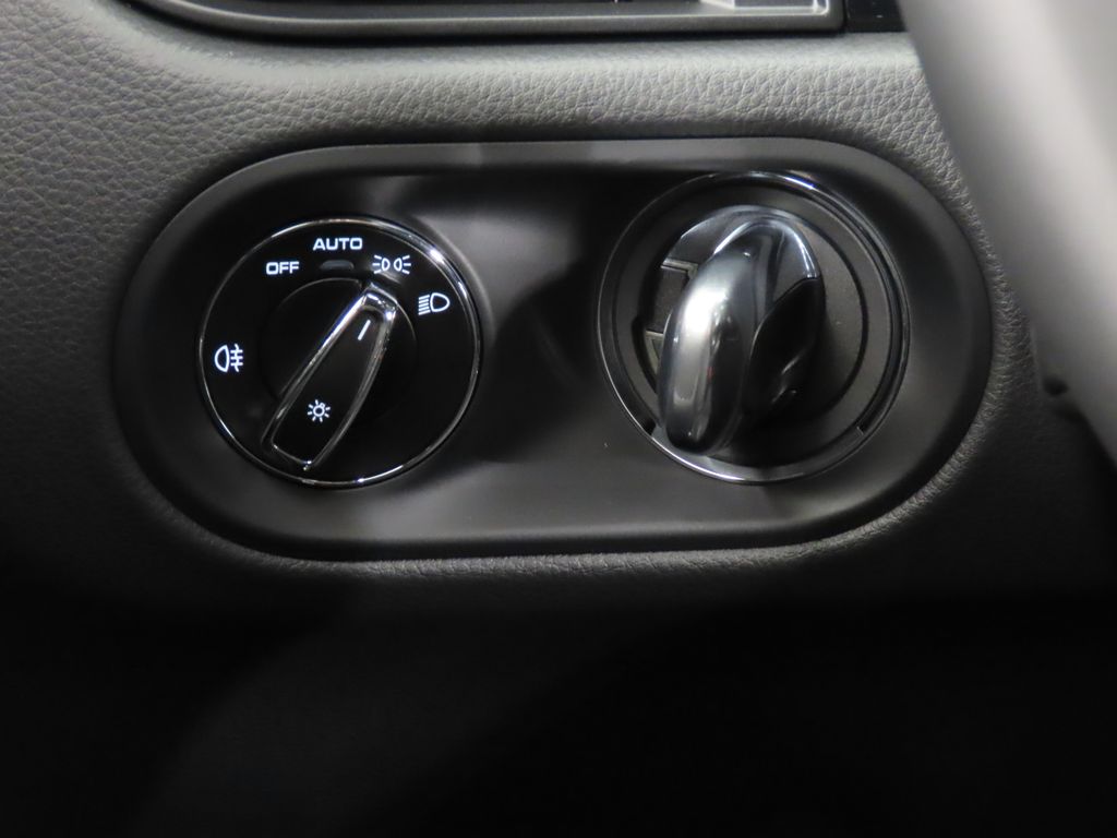 Thumbnail: 2026 Porsche Macan - 22