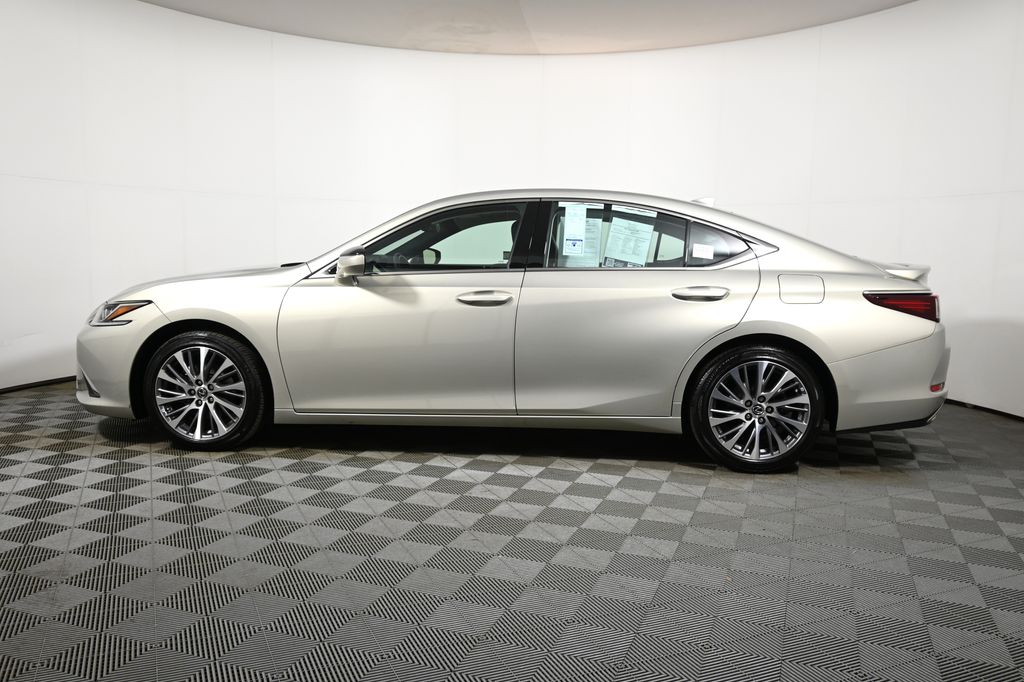Thumbnail: 2021 Lexus ES - 2