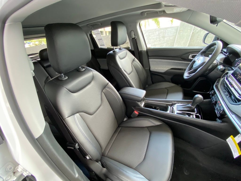 New 2022 Bright White Clearcoat Jeep Latitude image 19