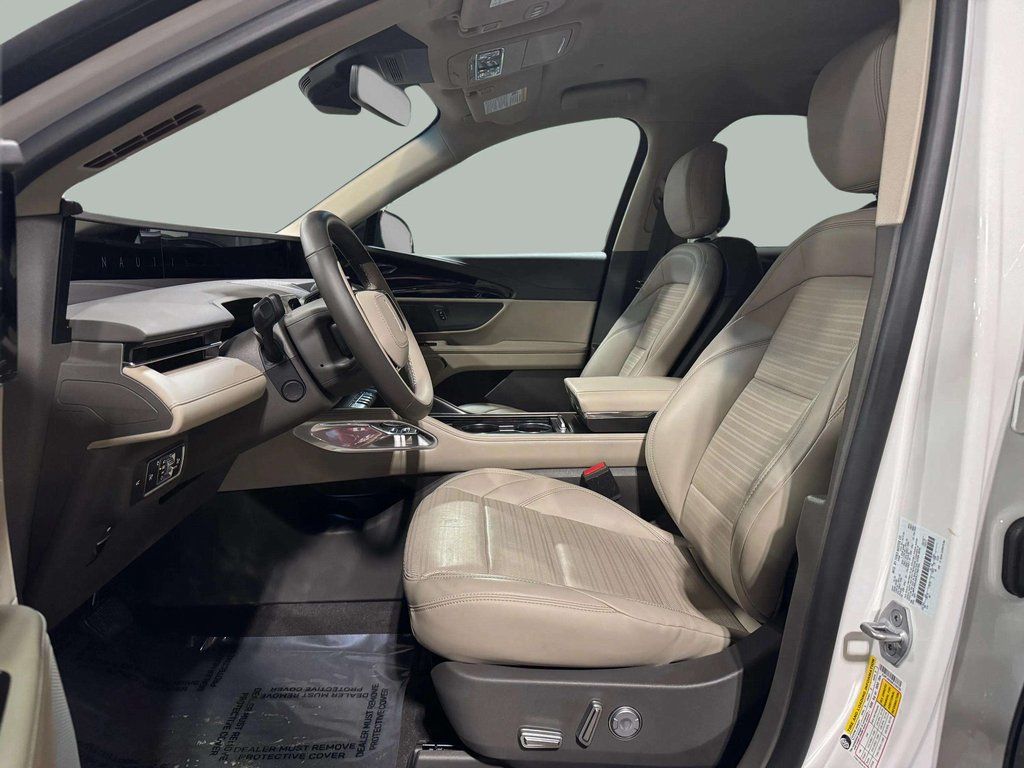 Certified Used 2024 White Platinum Metallic Tri-Coat Lincoln Reserve image 5