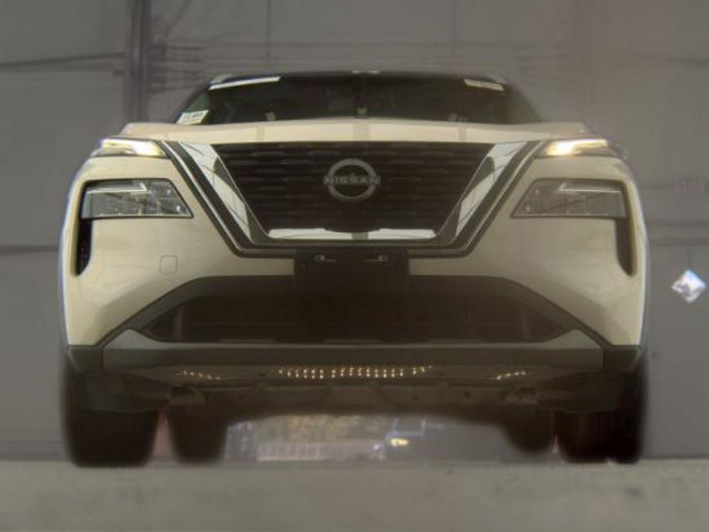Used 2023 White Nissan SL image 3