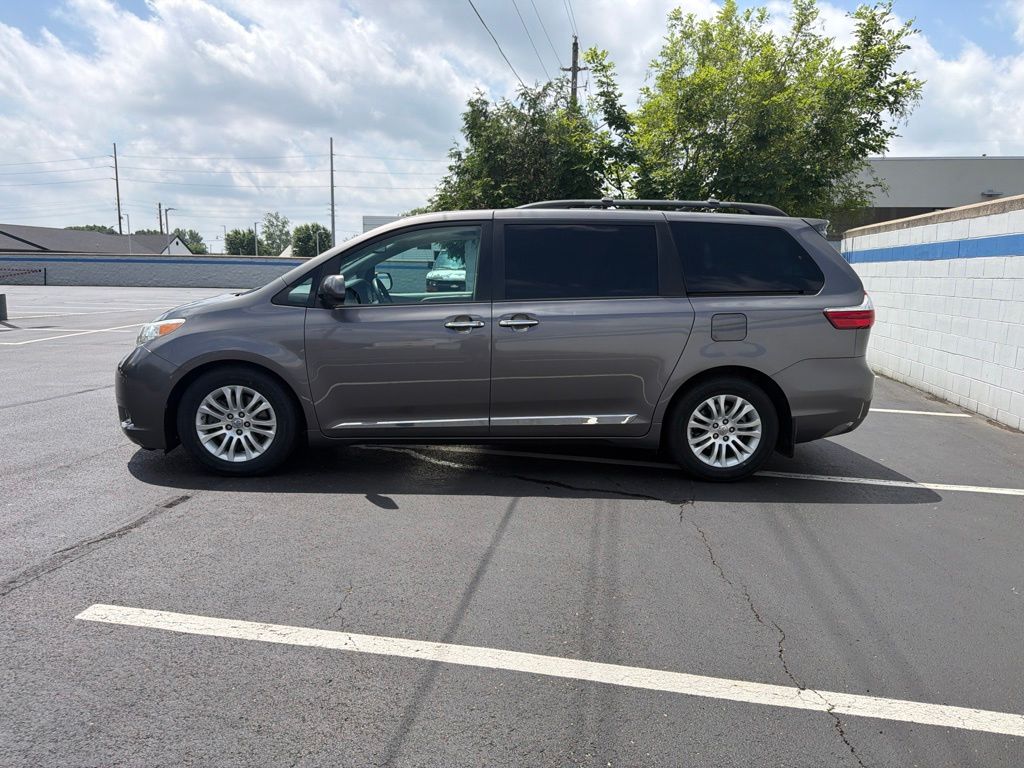 Thumbnail: 2017 Toyota Sienna - 2