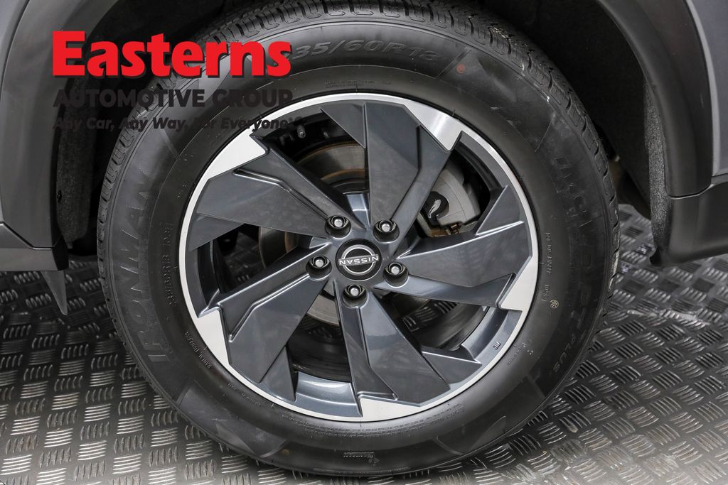 Used 2024 Gray Nissan SV image 8