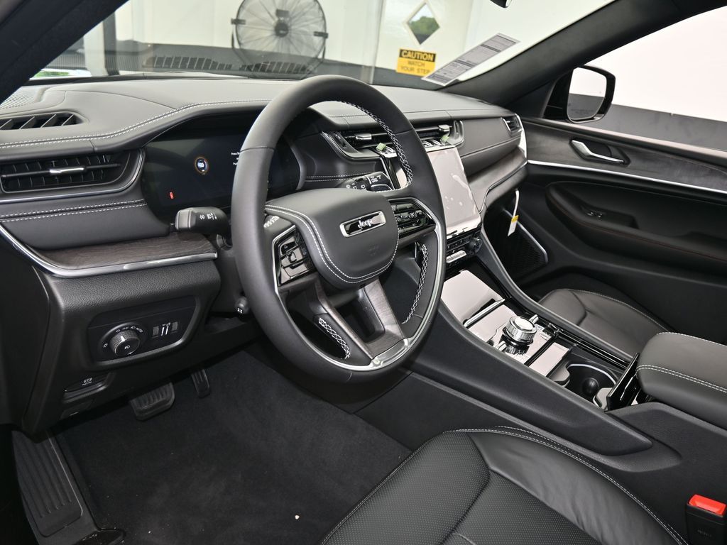 New 2025 Diamond Black Crystal Pearlcoat Jeep Overland image 10