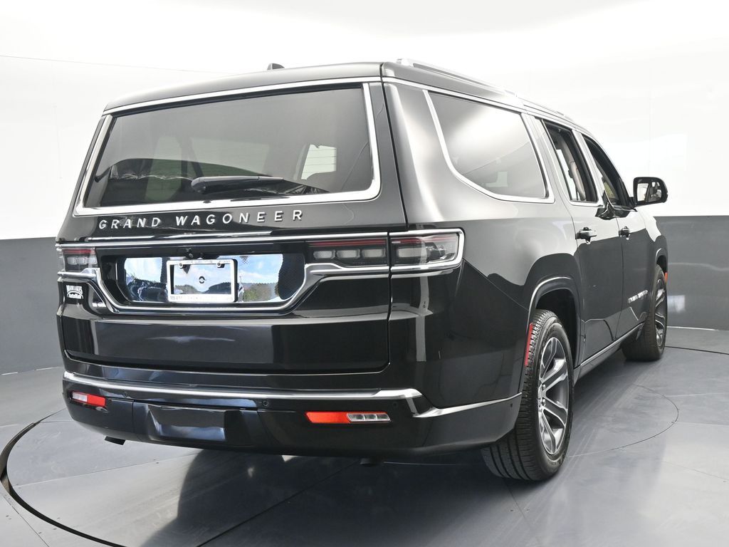 Used 2024 Diamond Black Crystal Pearlcoat Jeep Base image 5