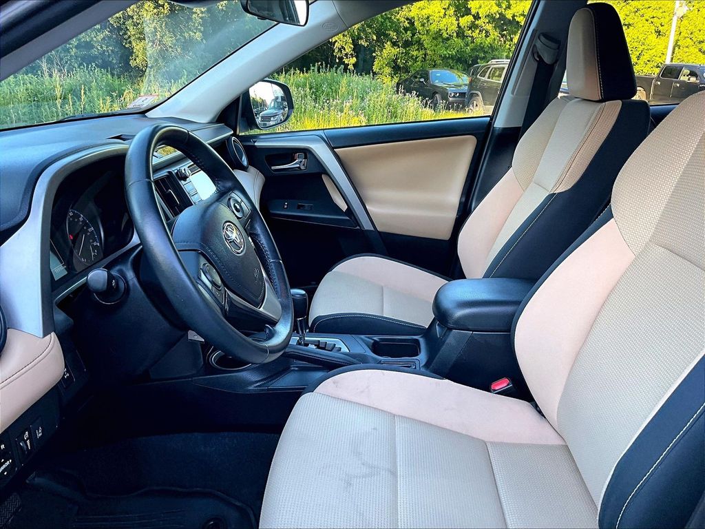 2017 Toyota RAV4 — photo 4