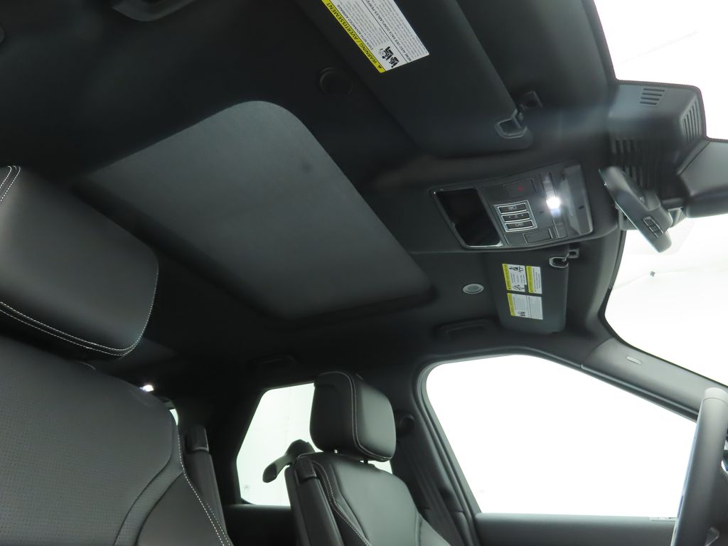 Thumbnail: 2025 Land Rover Discovery - 18