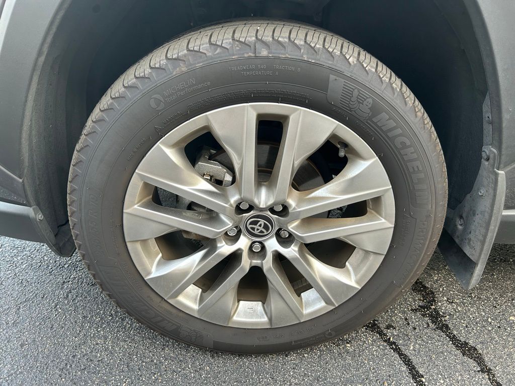 2024 Toyota RAV4 XLE Premium 9