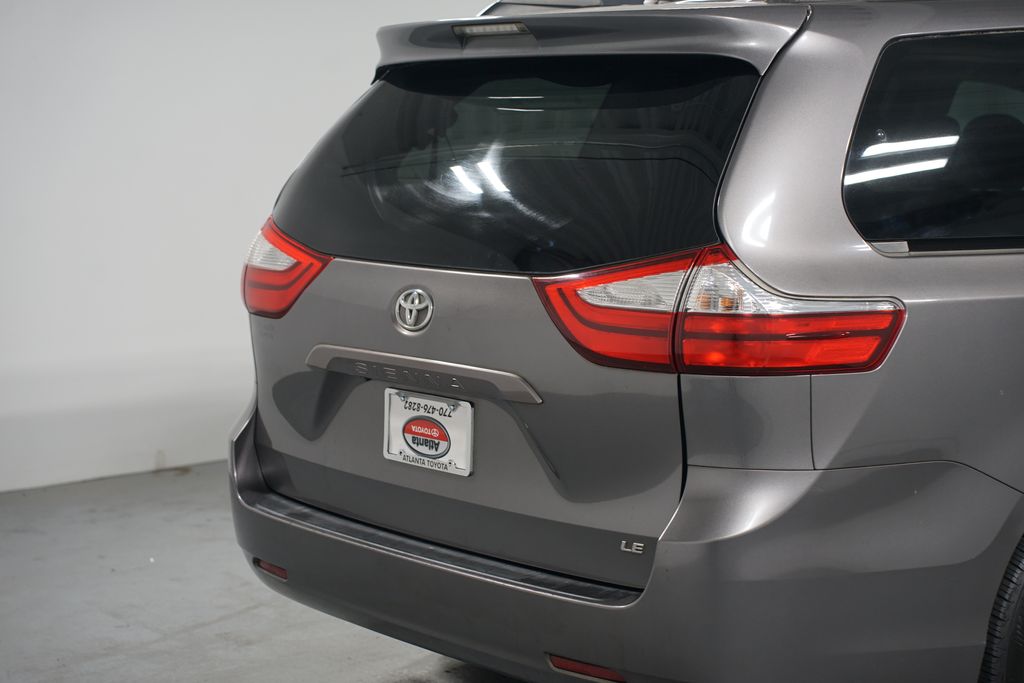Thumbnail: 2017 Toyota Sienna - 9