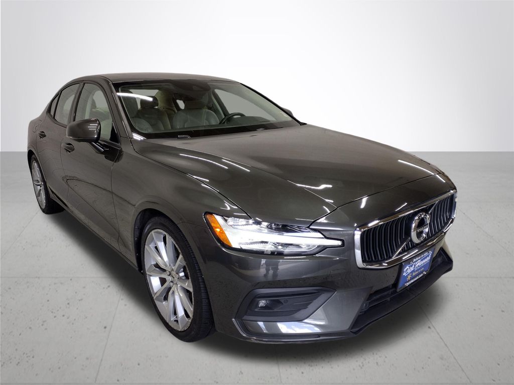 2021 Volvo S60 T6 Momentum