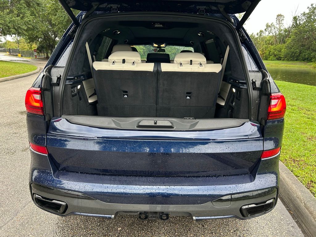 2022 BMW X7 M50i 10
