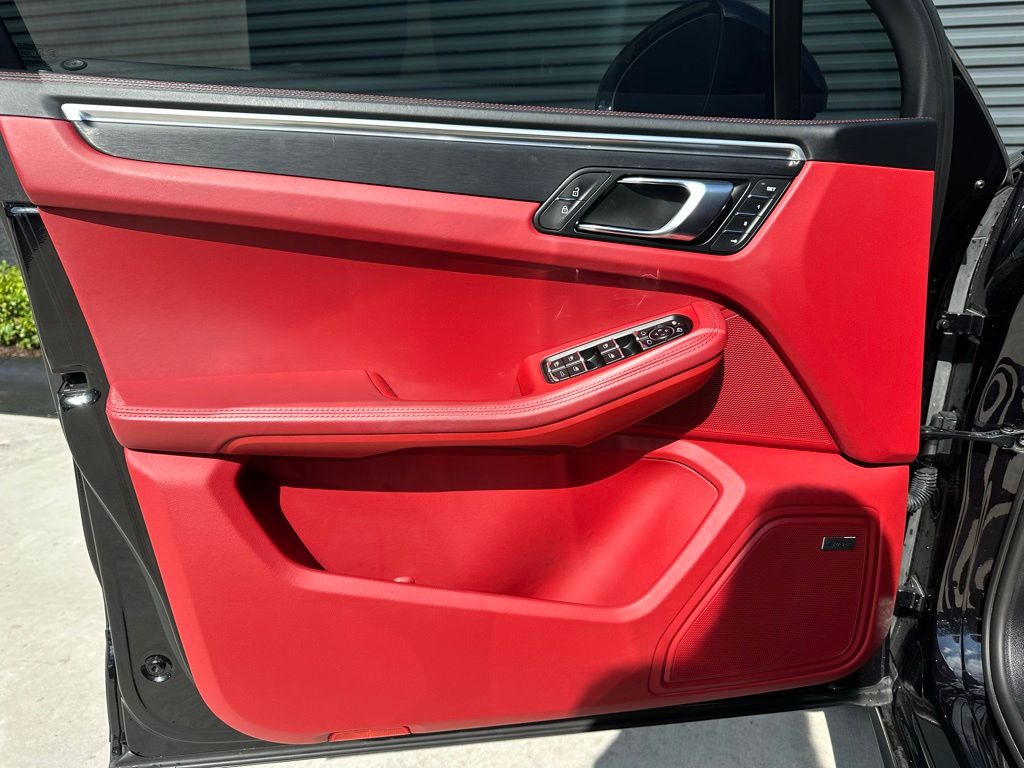 Thumbnail: 2020 Porsche Macan - 18