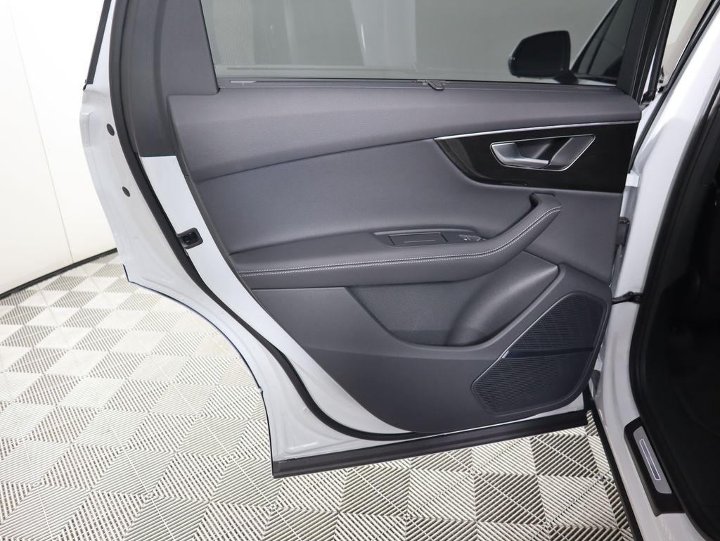 Thumbnail: 2026 Audi Q7 - 30