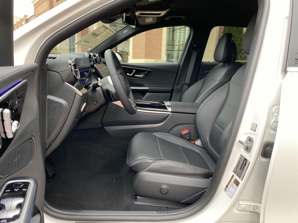 Thumbnail: 2025 Mercedes-Benz GLC - 25