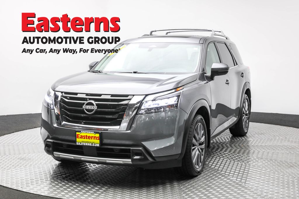 2023 Nissan Pathfinder SL's photo