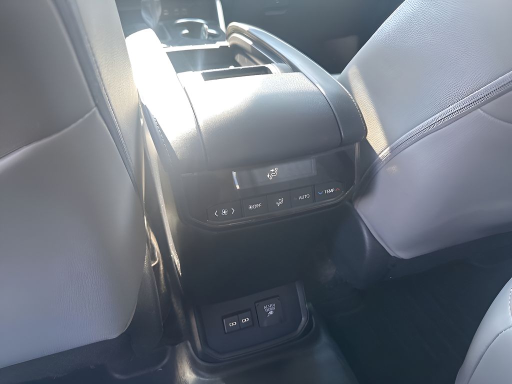 Used Car 2023 Toyota Highlander Hybrid  Bronze Edition For Sale Under $40,000 In Austin, Texas