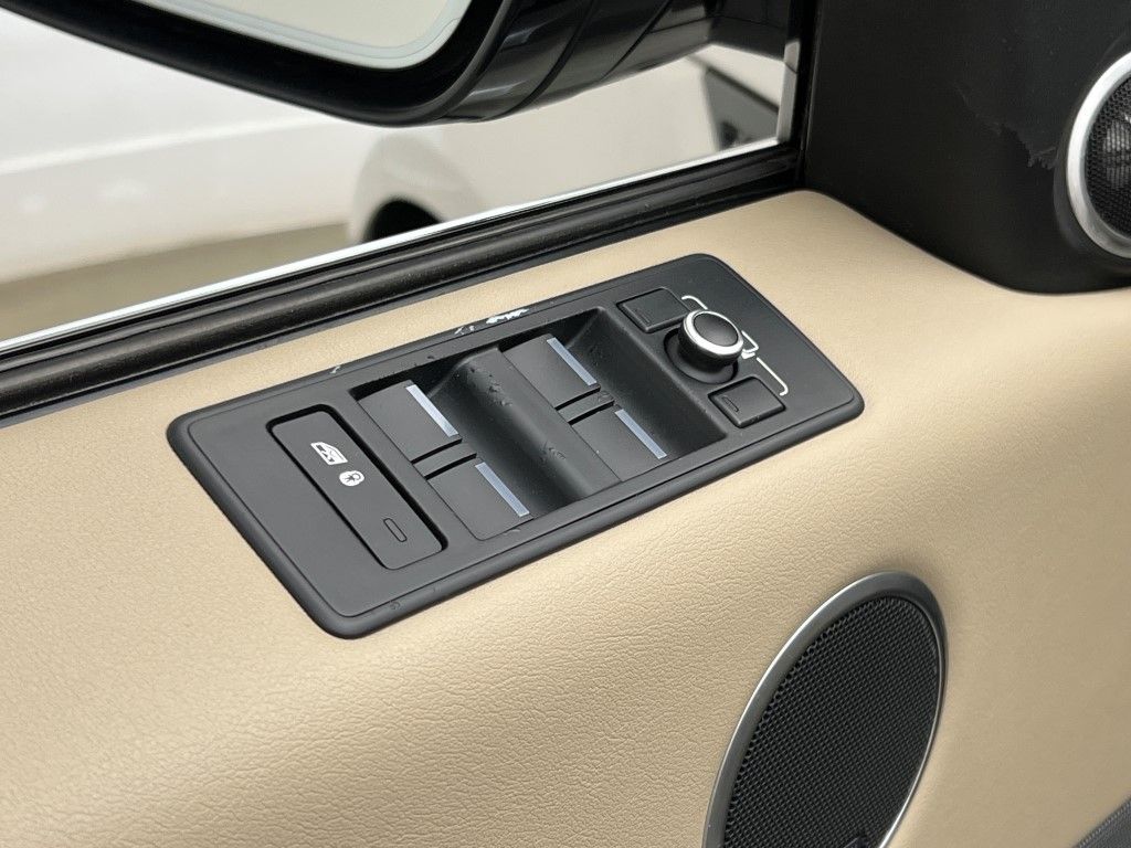 Thumbnail: 2017 Land Rover Range Rover Sport - 25