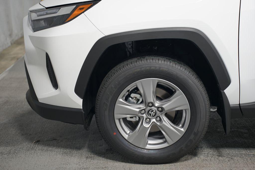 2025 Toyota RAV4 XLE 5