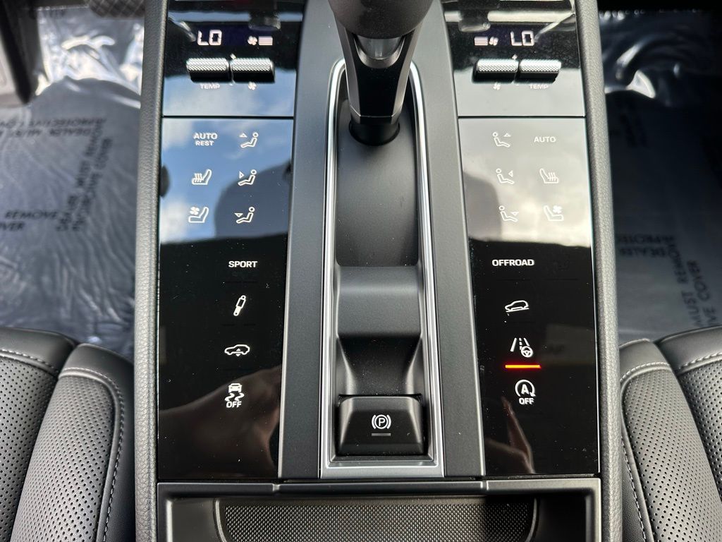 Thumbnail: 2026 Porsche Macan - 27