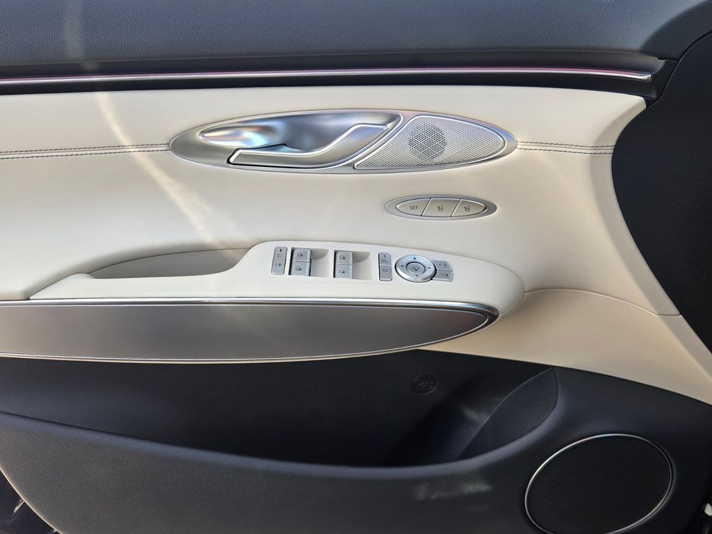 2027 Genesis Gv70
