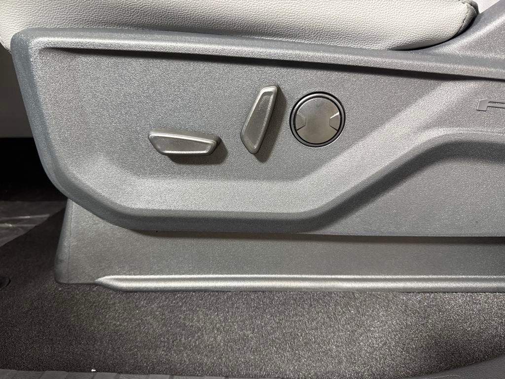 2025 Ford F-150 Lightning photo 19