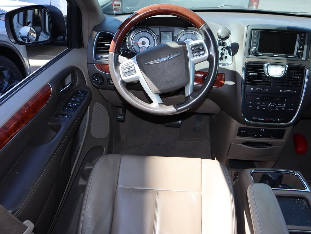 Thumbnail: 2015 Chrysler Town & Country - 6