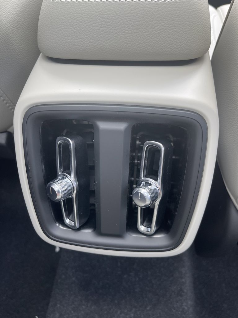 2025 Volvo XC40  photo