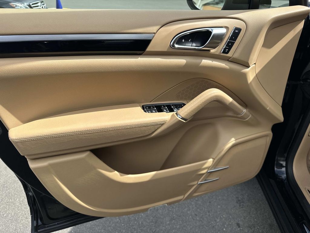 Thumbnail: 2014 Porsche Cayenne - 30