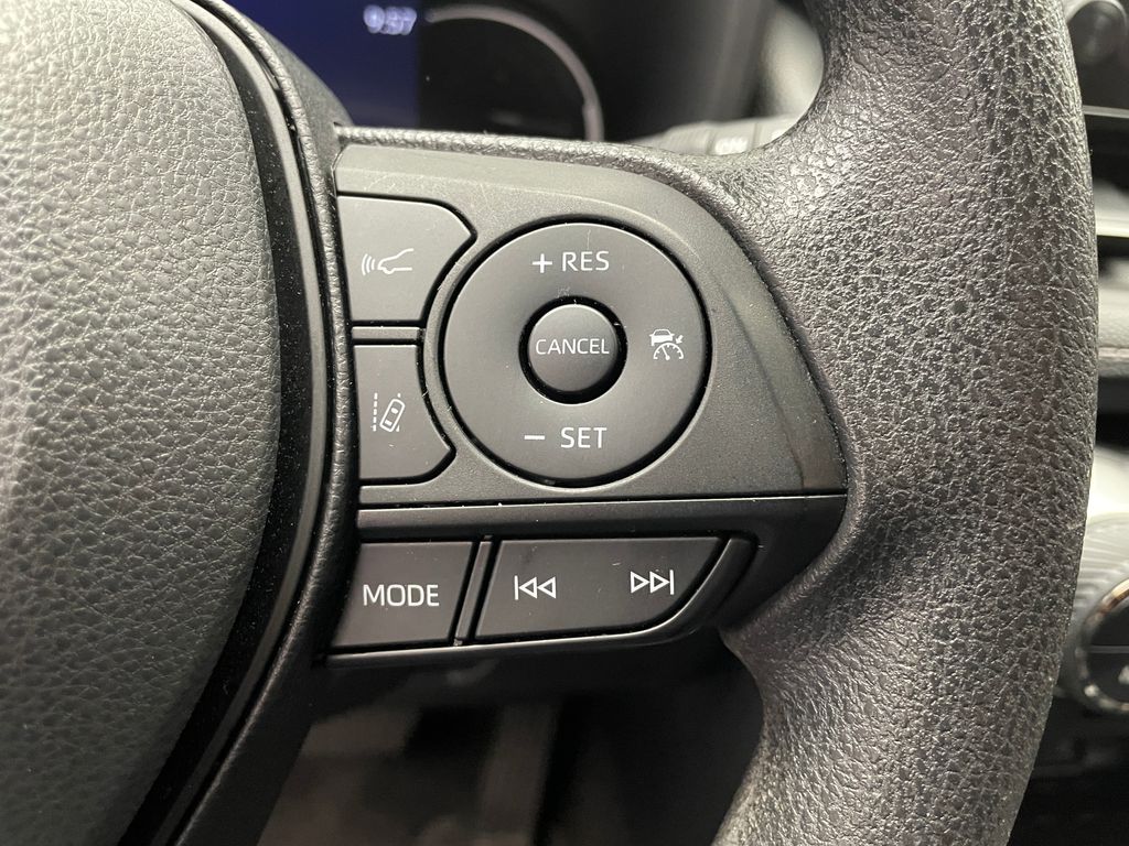 2023 Toyota RAV4 XLE 32