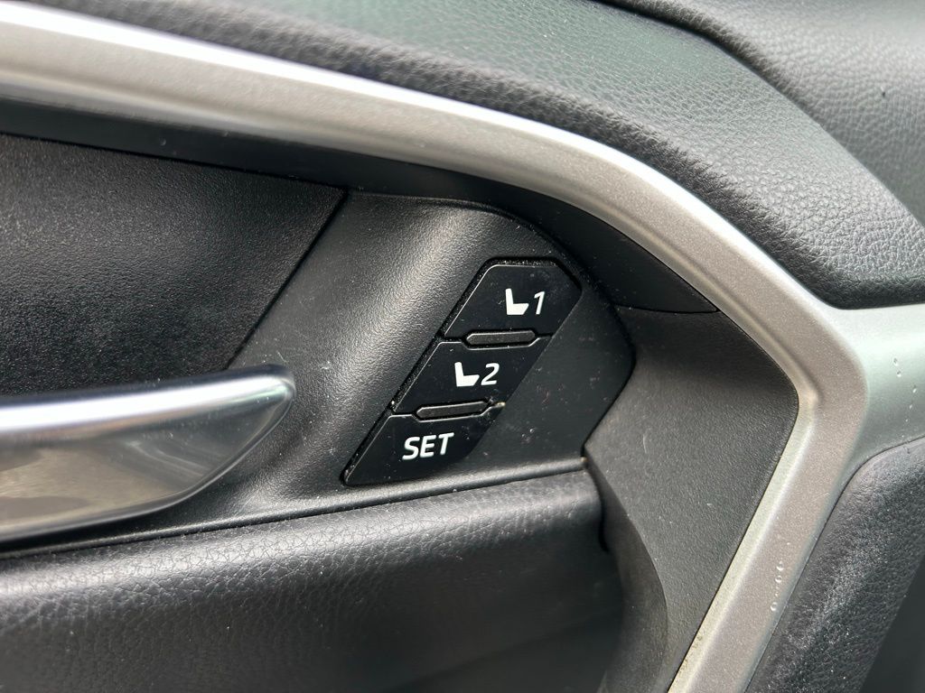 2020 Toyota RAV4 XLE Premium 19