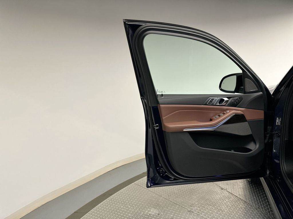 Thumbnail: 2025 BMW X7 - 10