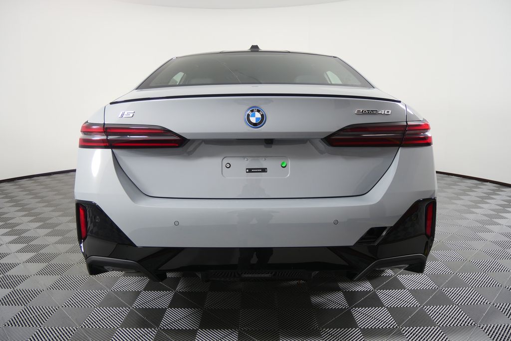 Thumbnail: 2026 BMW i5 - 4