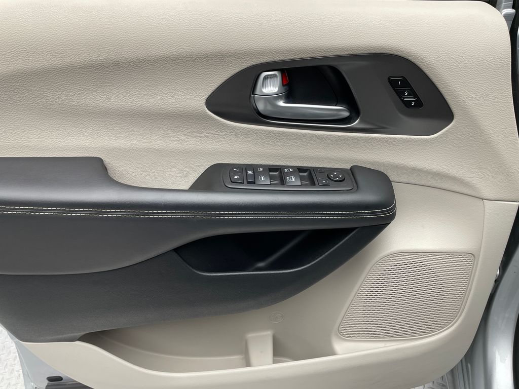 Thumbnail: 2024 Chrysler Pacifica - 9