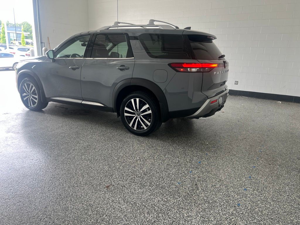 View vehicle photo 3