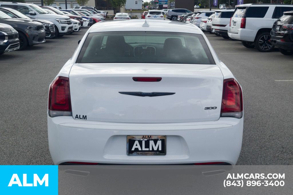 2022 Chrysler 300 Touring photo 6
