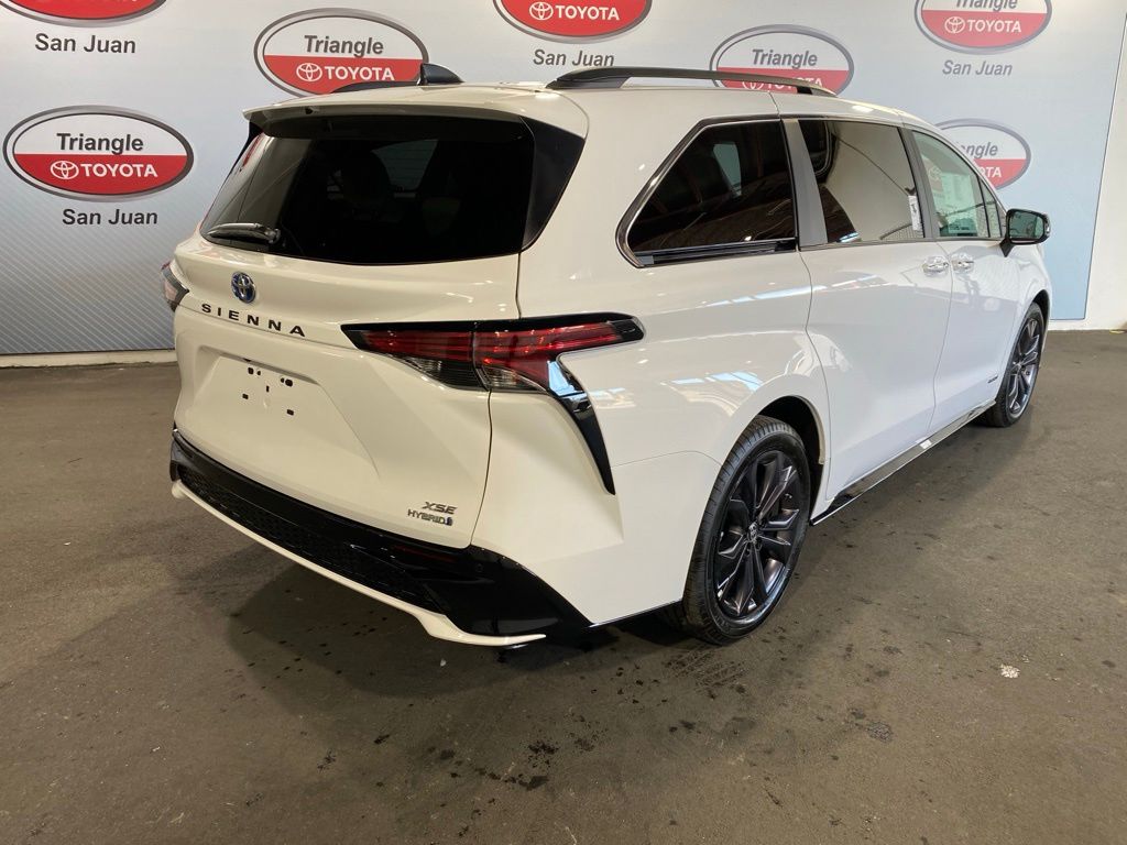 Thumbnail: 2026 Toyota Sienna - 4
