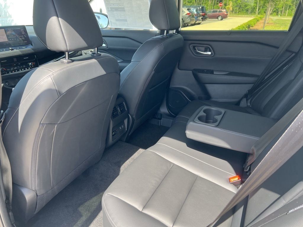 2025 Everest White Pearl Nissan Rogue SL FWD SUV