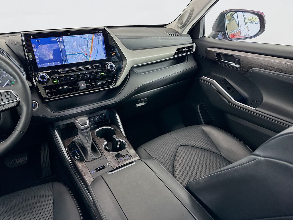 Thumbnail: 2021 Toyota Highlander - 25